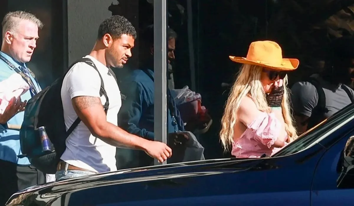 Появление Бритни Спирс с игрушечным младенцем в аэропорту встревожило поклонников