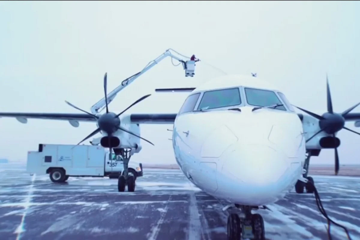 Почему самолеты от обледенения обрабатывают после посадки пассажиров, объяснили в КГА