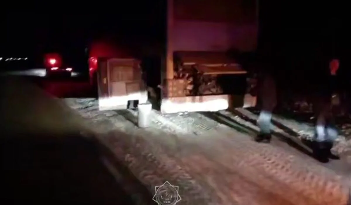 Спасатели эвакуировали иностранцев из сломавшегося автобуса в Костанайской области