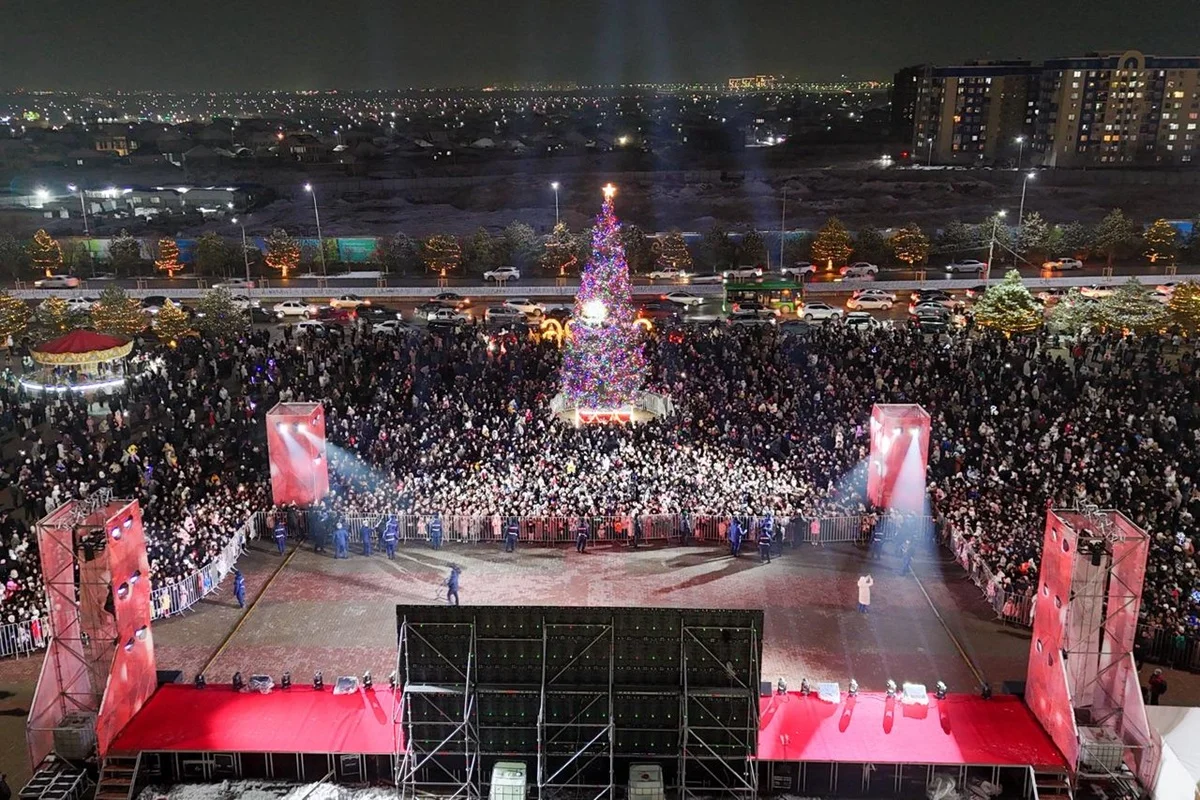 В Шымкенте зажгли огни главной новогодней елки города