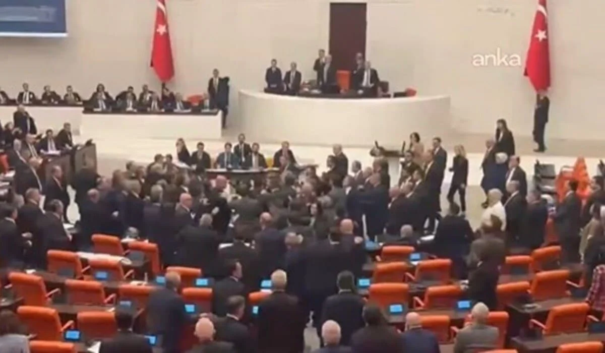 В парламенте Турции произошла массовая драка при обсуждении бюджета (ВИДЕО)