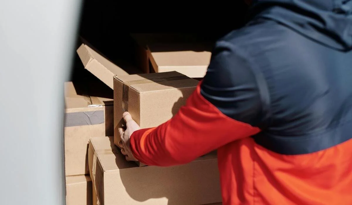 Астанчанке хотели отправить посылку от умершего 9 лет назад отца