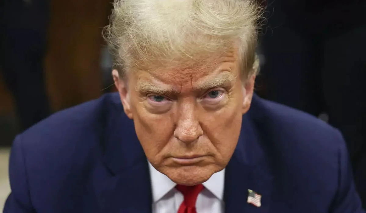 Спуск Трампа с трапа самолета вызвал волну обсуждений о его здоровье (ВИДЕО)