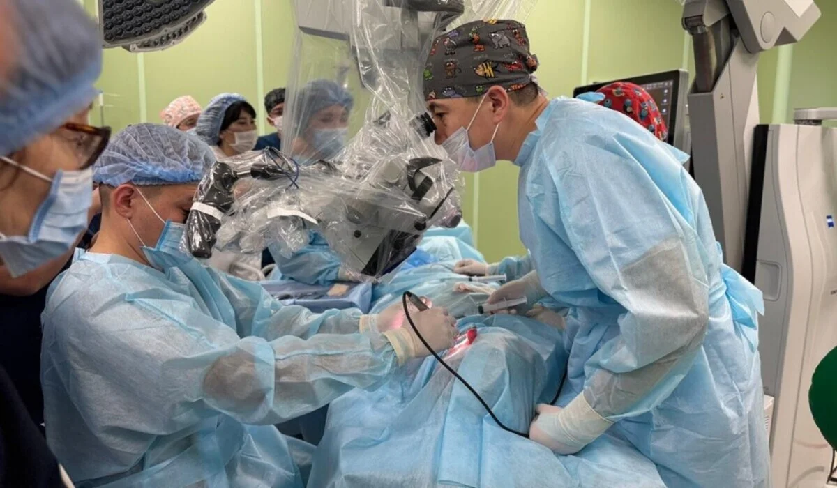 Сложную операцию по восстановлению слуха ребенку впервые провели в Караганде