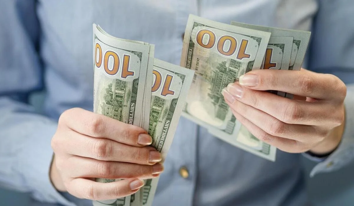 Средневзвешенный курс доллара на KASE упал на 4,98 тенге