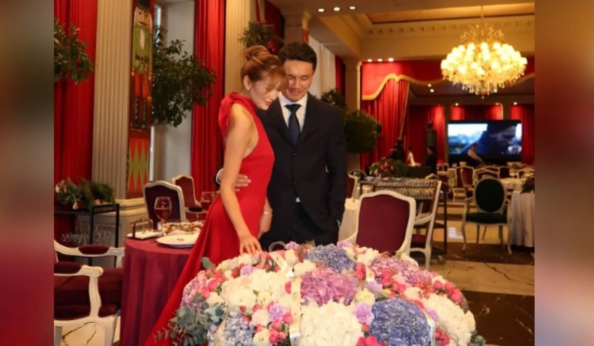 Фото казахстанского актера и бойца ММА с девушкой активно обсуждают в соцсетях