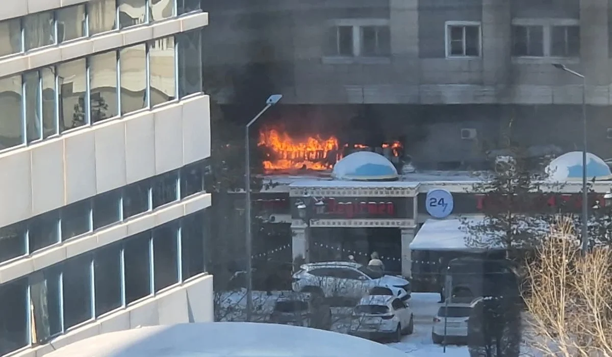 Кровля ресторана горит в Астане (ВИДЕО)