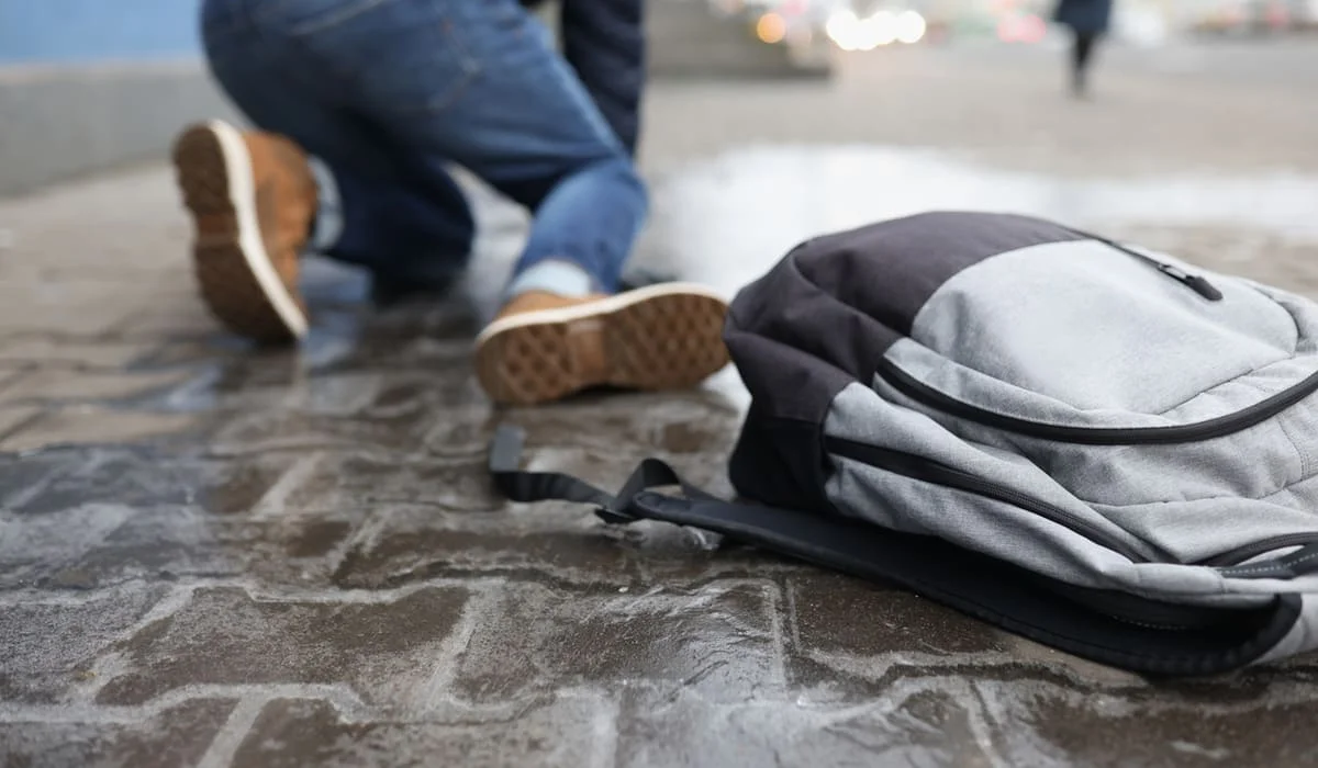 Больше 200 жителей Актау оказались в больнице из-за гололеда (ВИДЕО)