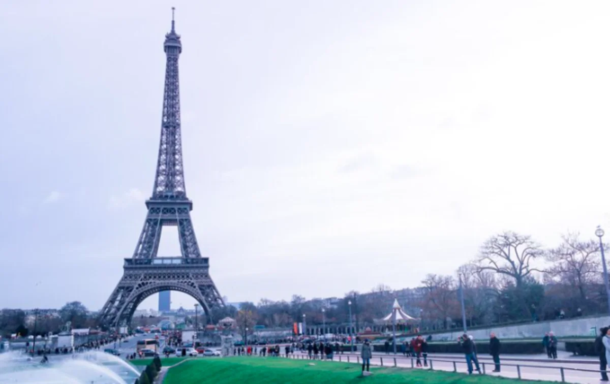 Сорок человек арестованы за запуск фейерверков возле Эйфелевой башни в Париже
