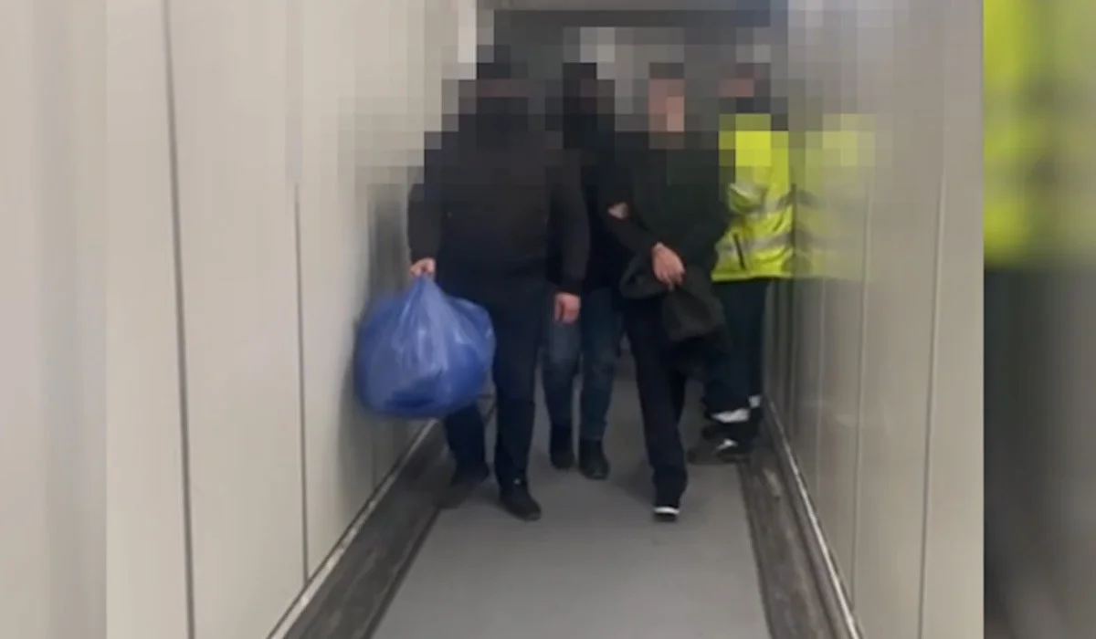 Похищал людей и отбирал имущество: подозреваемого экстрадировали из Грузии в Казахстан (ВИДЕО)