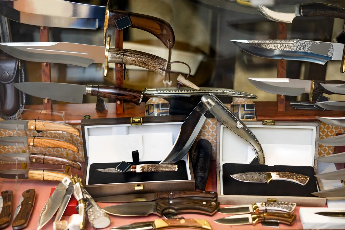 За рекламу холодного оружия наказали интернет-магазин в Казахстане