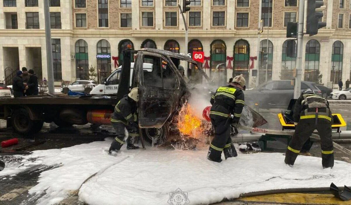 Эвакуатор загорелся в Астане: пожар потушили за считанные минуты