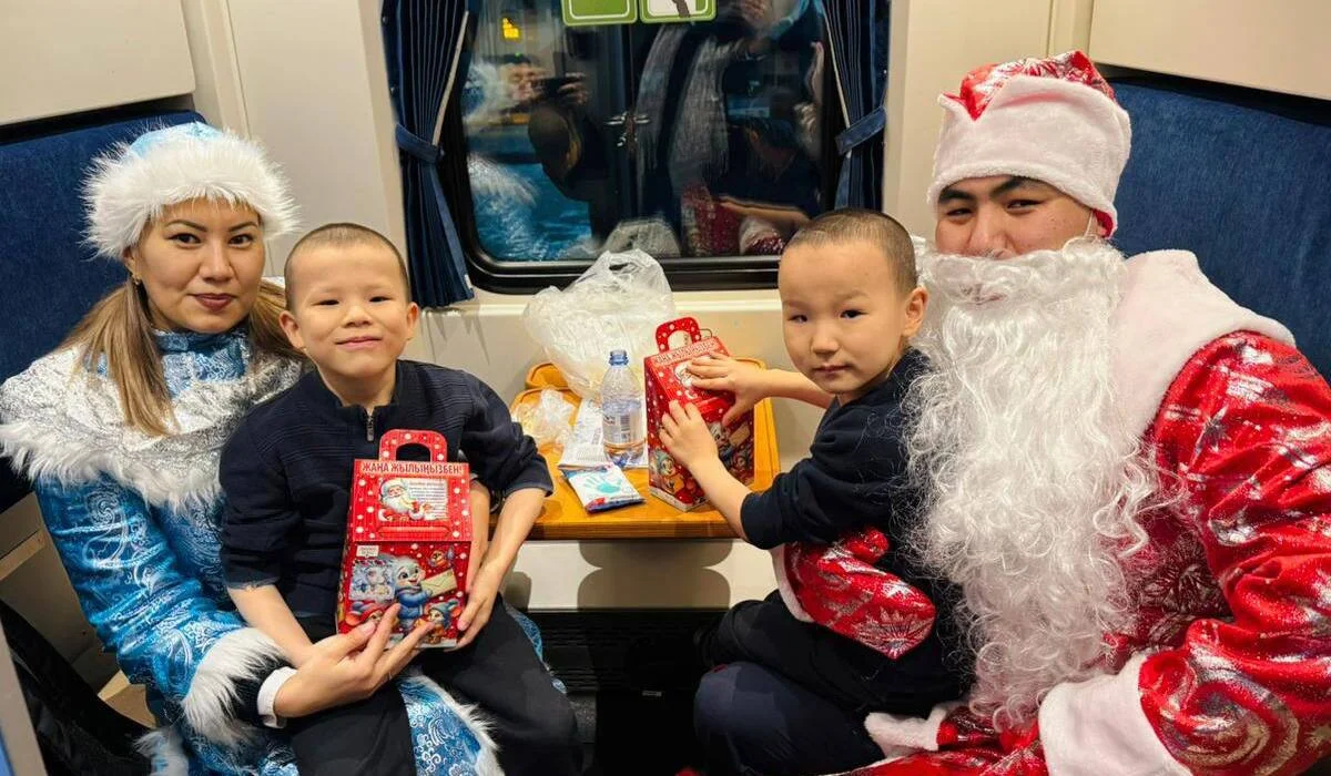 Дед Мороз и Снегурочка поздравляют пассажиров в поездах Казахстана