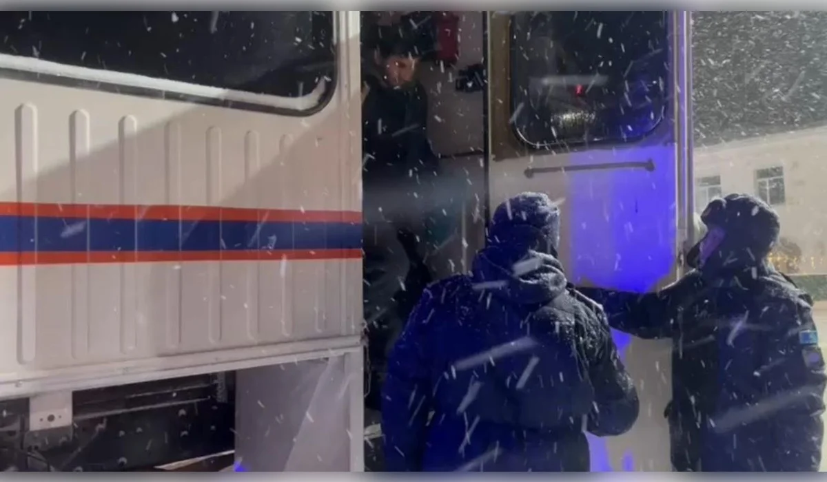 Метели и заносы: спасатели МЧС эвакуировали с трасс 242 человека за три дня