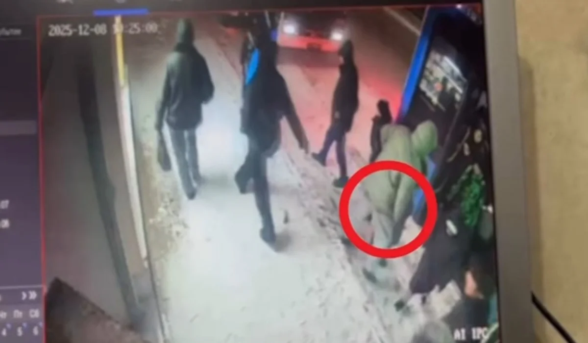 Подошел сзади: входившую в автобус школьницу обокрал иностранец в Астане (ВИДЕО)