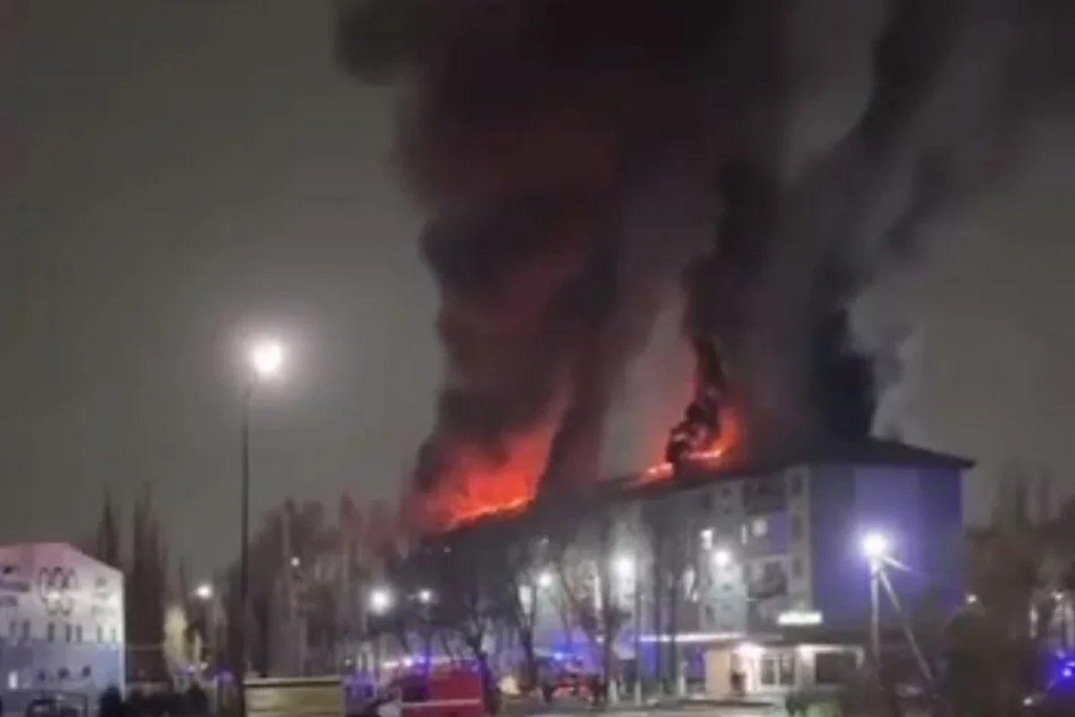 Пожар накануне Нового года: крыша жилой пятиэтажки горела в Таразе (ВИДЕО)