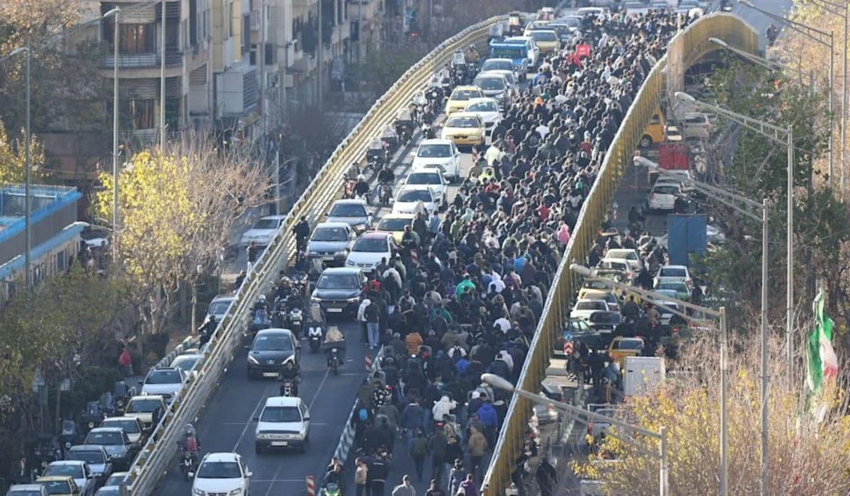 Массовые протесты в Иране: демонстранты подожгли базу «Басидж»