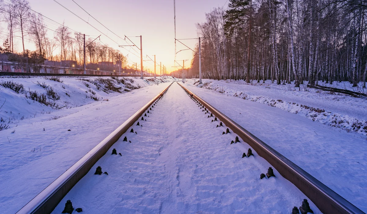 Легковой автомобиль столкнулся с тепловозом на переезде в Актау