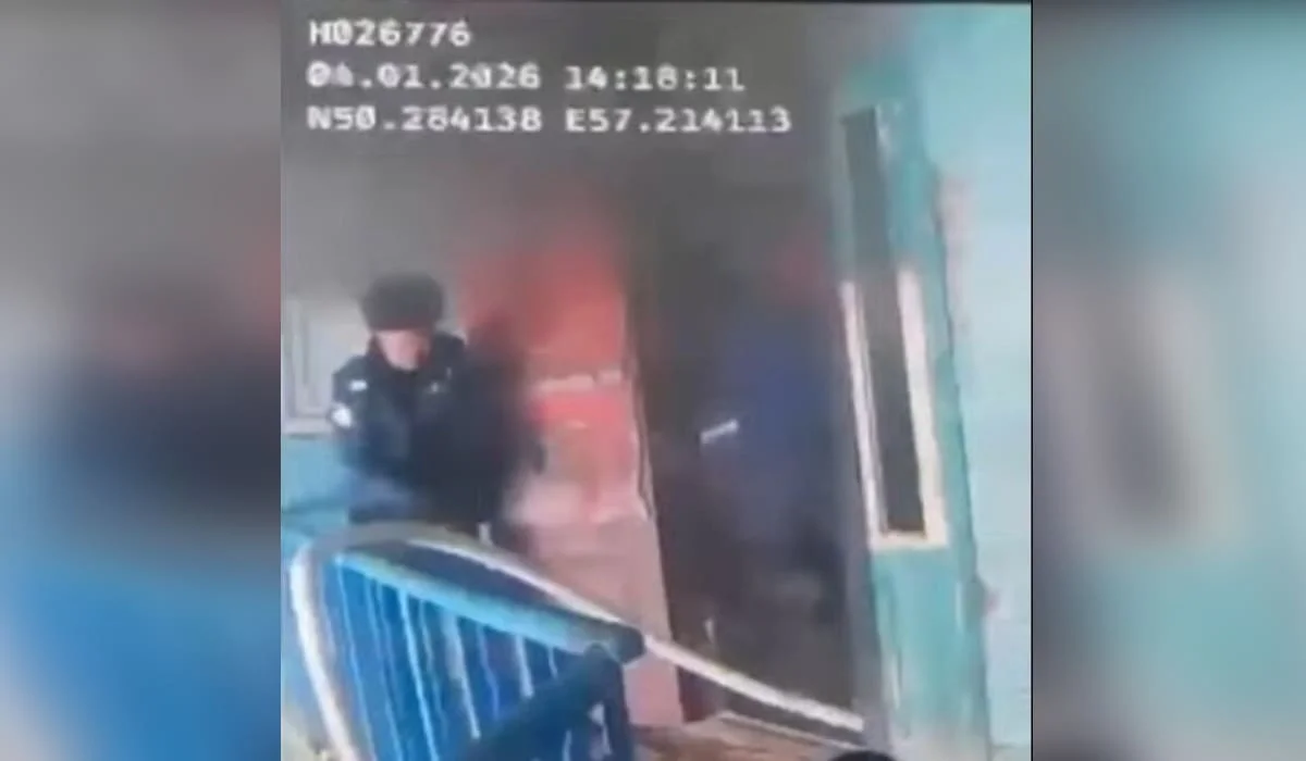 Как полицейские спасли людей при пожаре в многоэтажке в Актобе (ВИДЕО)