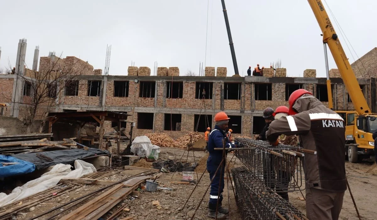 Мажилисмены ознакомились с ходом строительства нового корпуса школы в Таразе