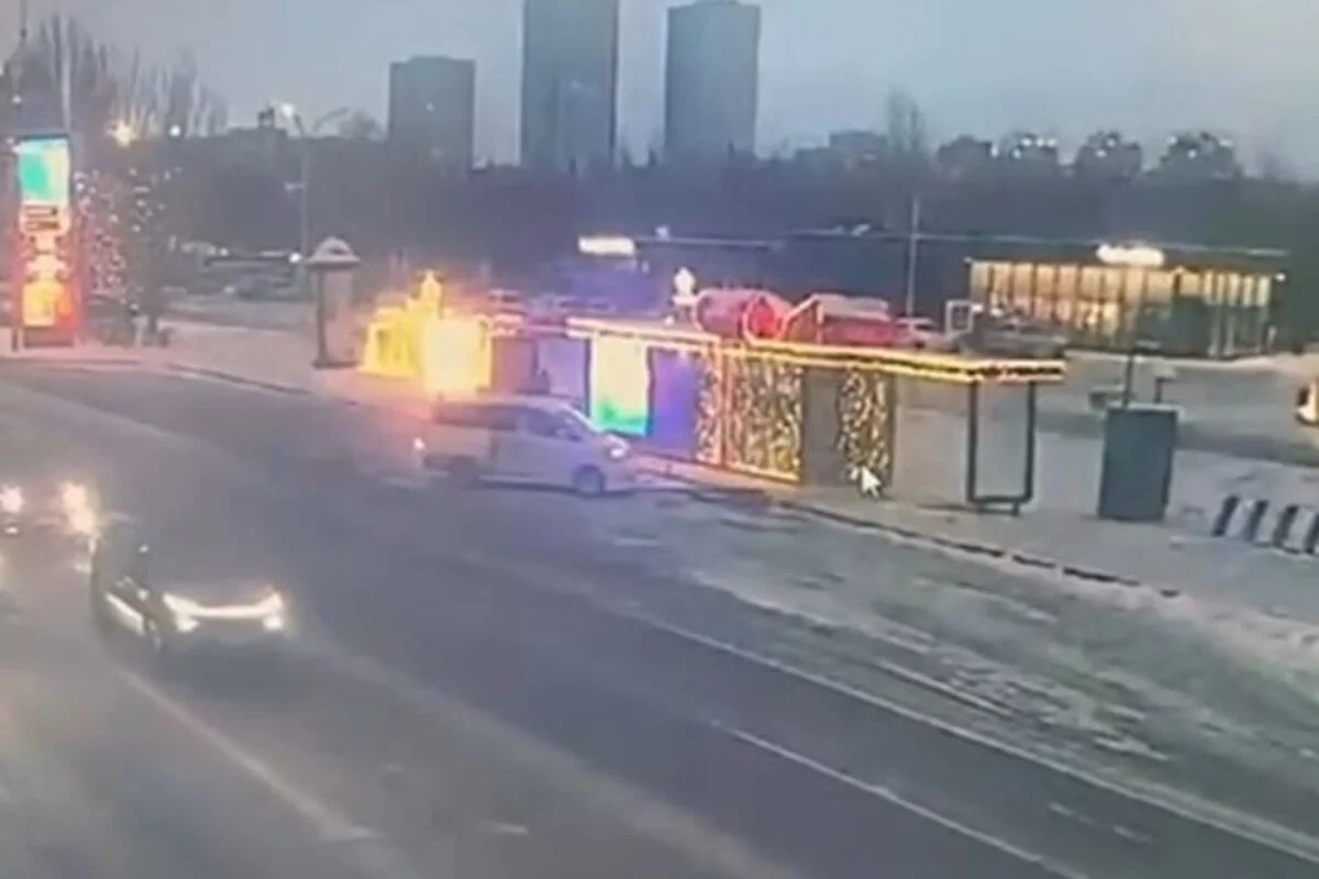 Водитель задним ходом снес автобусную остановку в Астане (ВИДЕО)