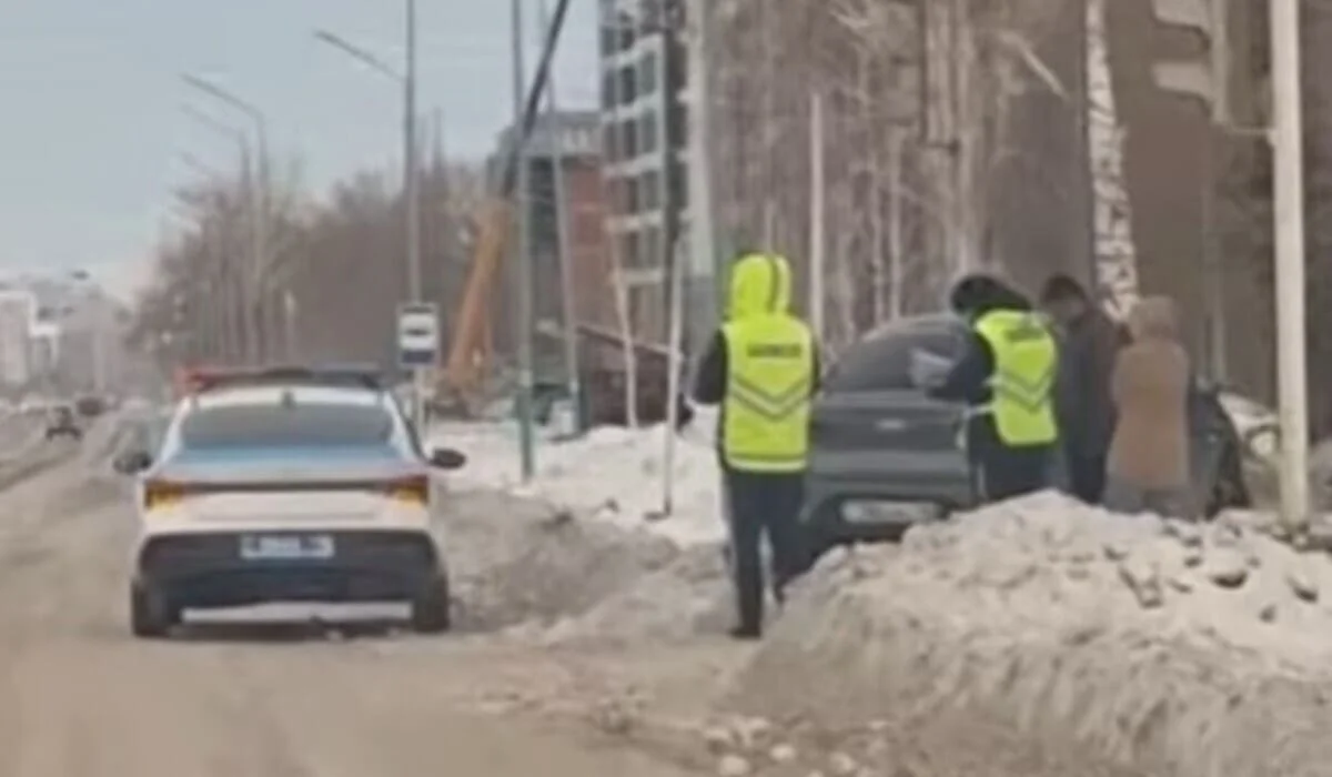 В Усть-Каменогорске водитель, уходя от наезда, врезался в столб (ВИДЕО)