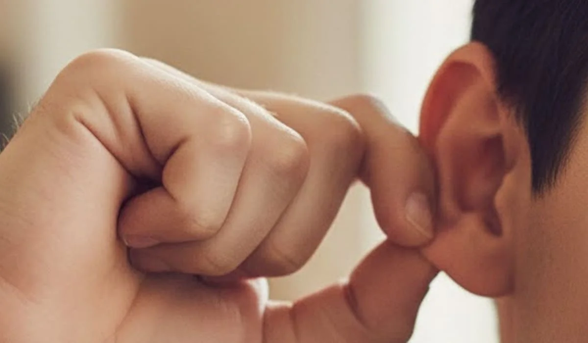 Казахстанец, защищая взрослого сына, порезал ножом ухо его 24-летнего обидчика