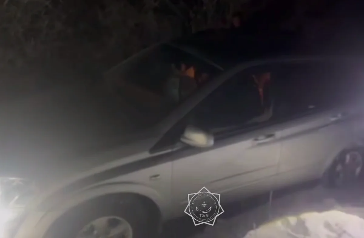 Автомобиль с пассажирами увяз в снегу в области Жетысу (ВИДЕО)