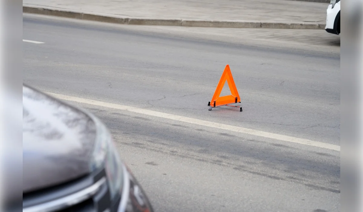 Проехал на красный свет: грузовик протаранил автокран и вылетел в кювет в Астане (ВИДЕО)