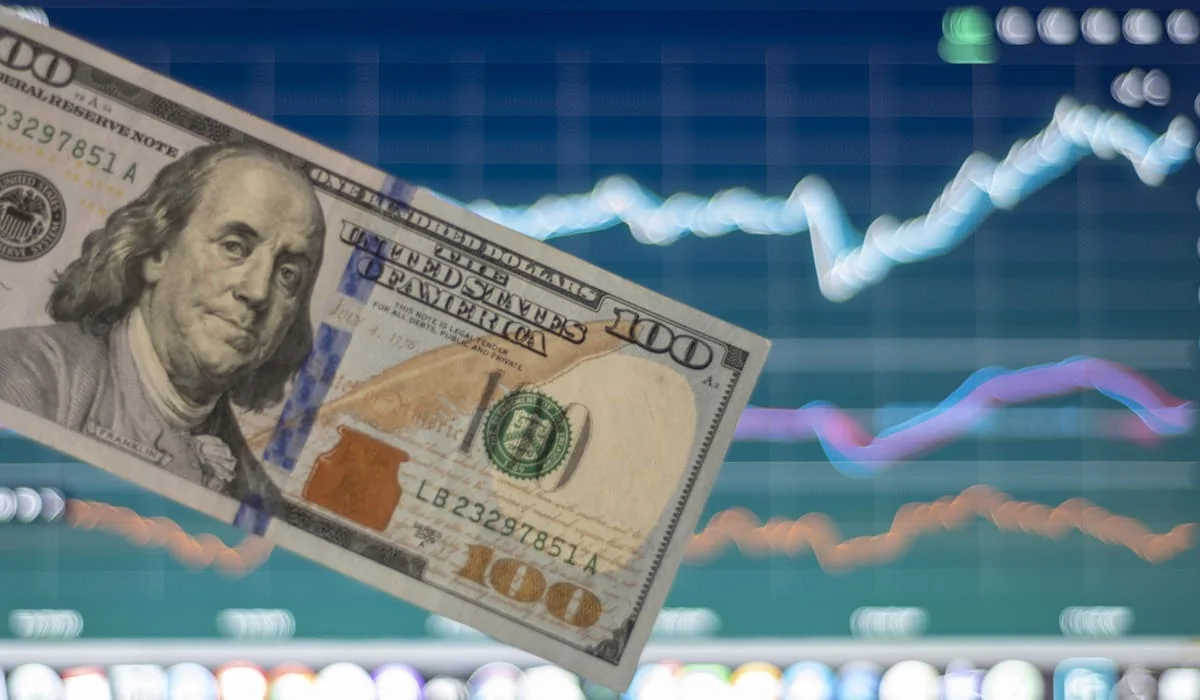 Курс доллара снизился на 3 тенге на биржевых торгах