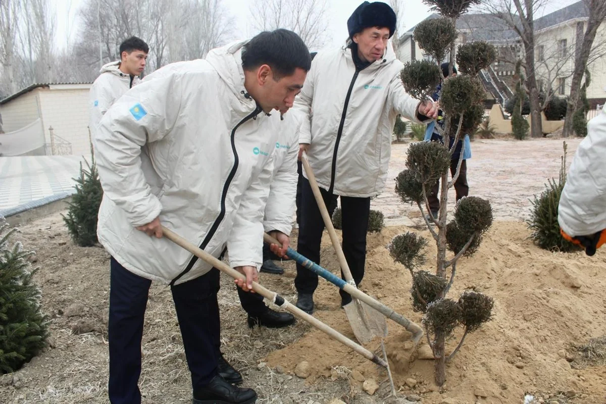 Жители, активисты и волонтеры вышли на акцию «Таза бейсенбі» по всей стране