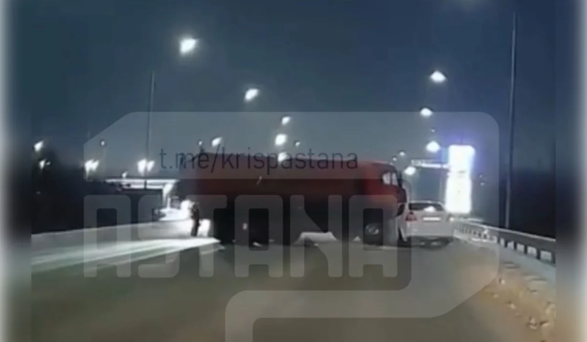 КамАЗ протаранил легковой автомобиль в Караганде (ВИДЕО)