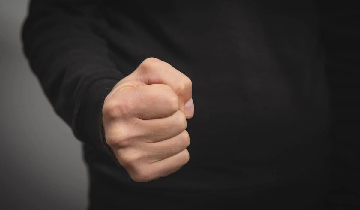 Избили мужчину, сбросившего своего щенка с 5-го этажа в Усть-Каменогорске