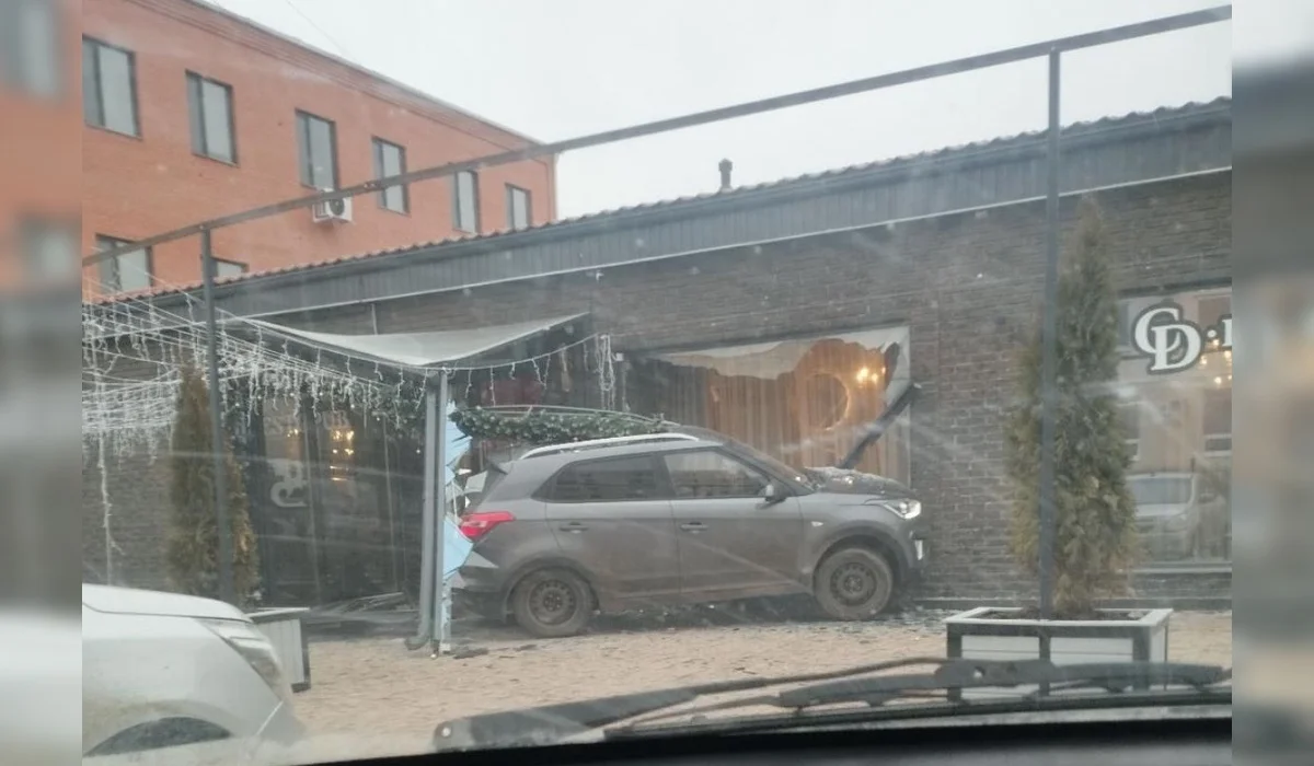 Пьяный пенсионер врезался в здание ресторана в Атырау