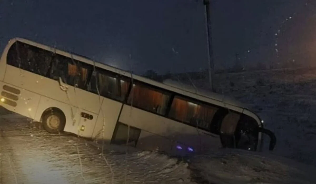 Автобус с 50 пассажирами слетел в кювет в Карагандинской области