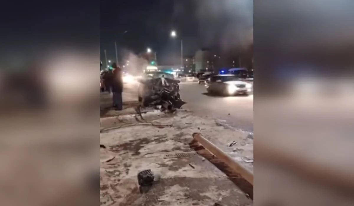 Водитель на автомобиле снес фонарный столб в Астане (ВИДЕО)