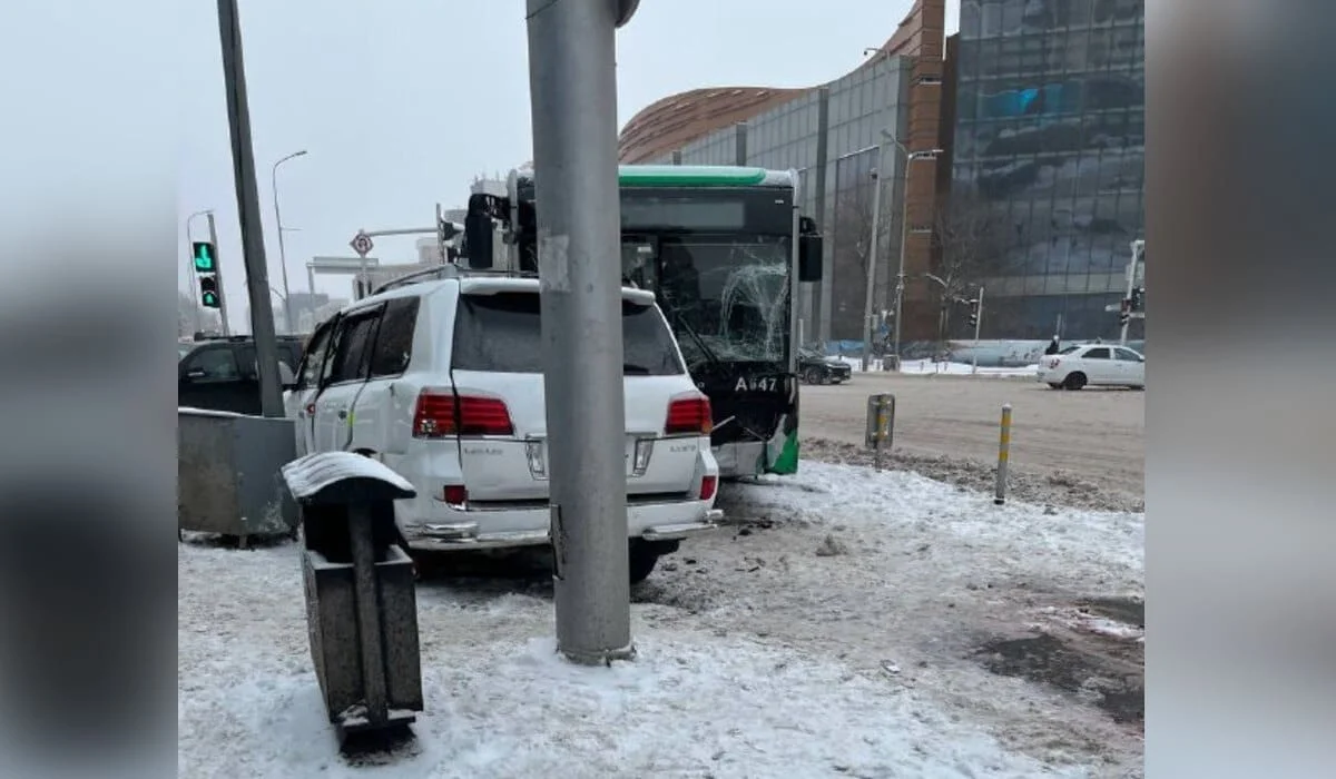 Дорожный знак влетел в магазин после ДТП с Lexus и автобусом в Астане