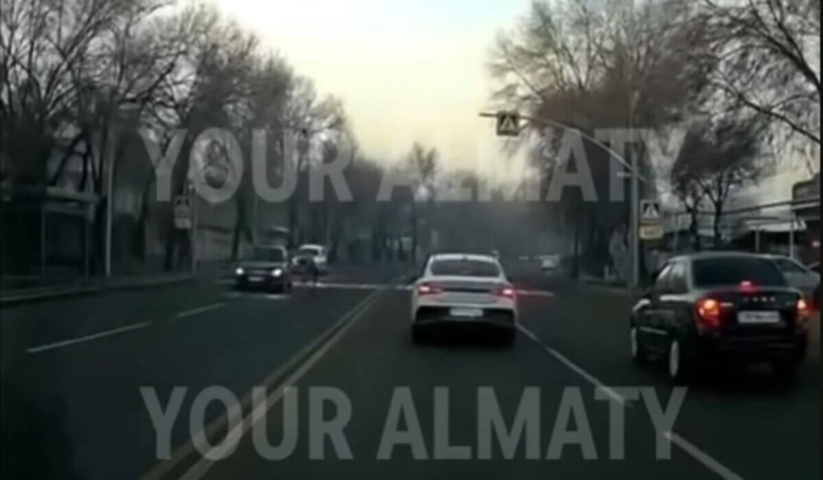Женщину сбили на пешеходном переходе в Алматы (ВИДЕО)