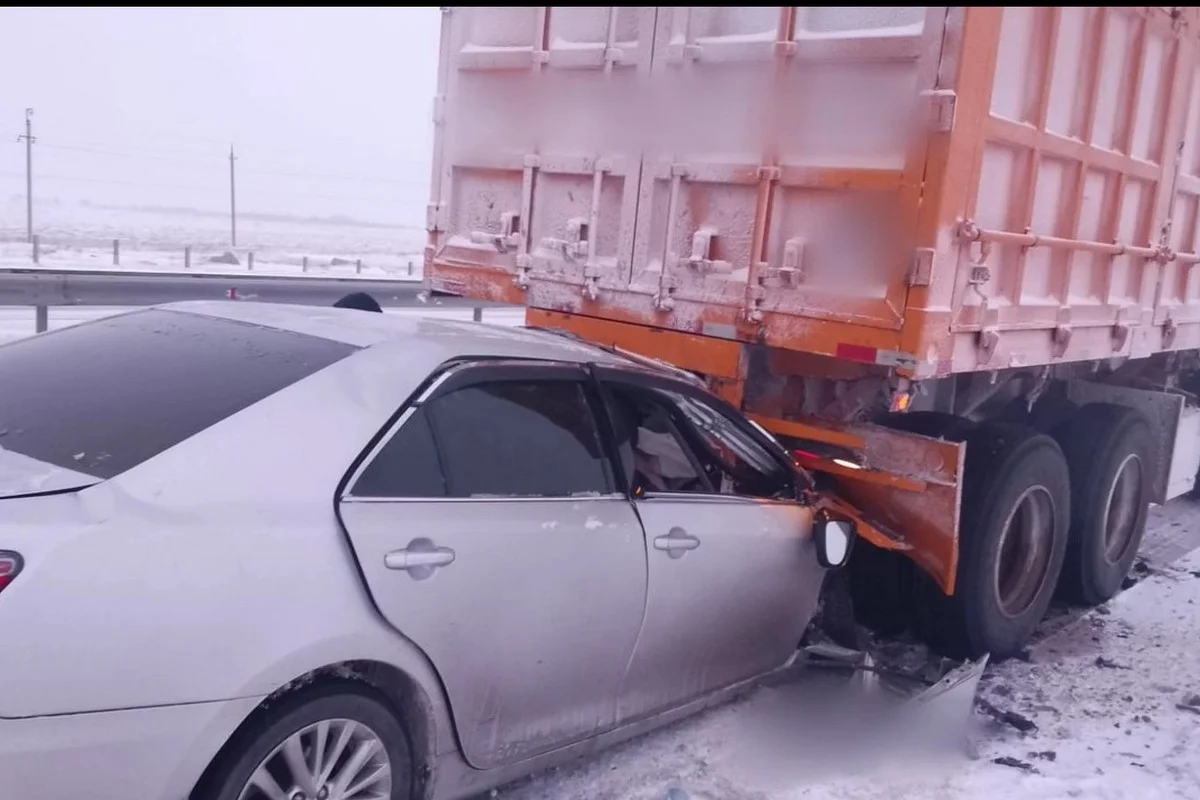 Два человека погибли при столкновении авто с фурой в Павлодарской области