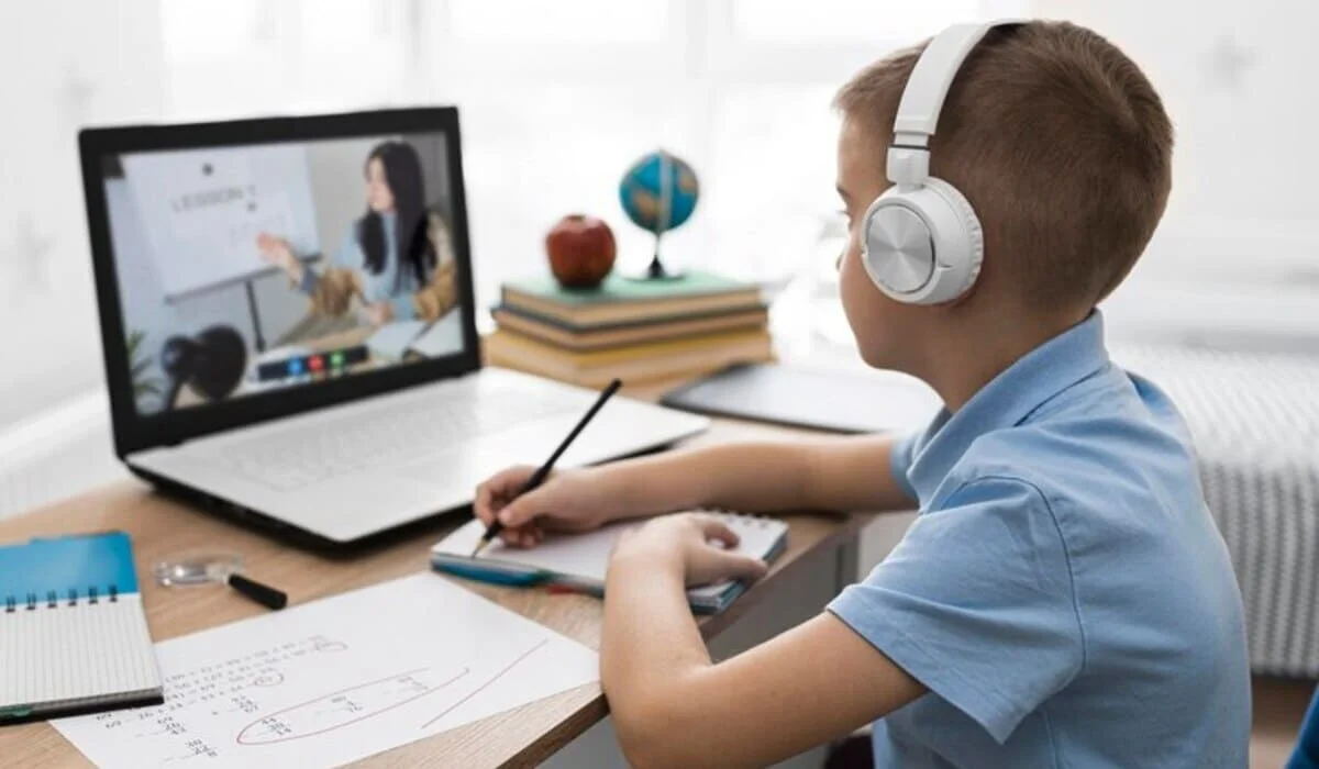 Школьников Астаны перевели на дистанционное обучение из-за непогоды