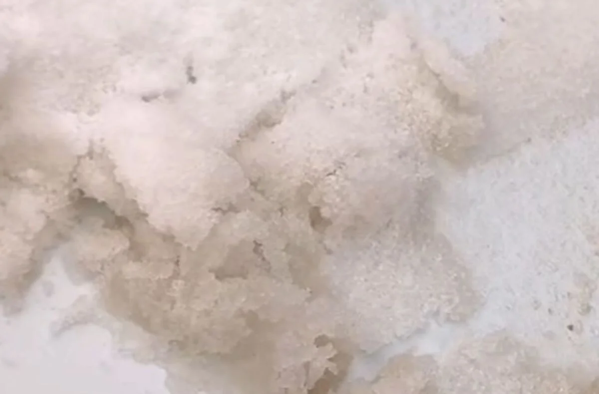 Желтый и розовый снег накрыл Усть-Каменогорск: экологи объяснили причину (ВИДЕО)