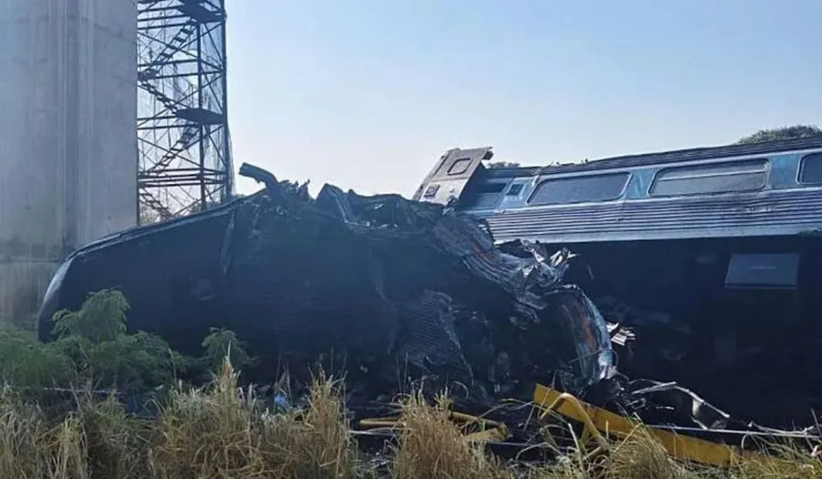 Строительный кран рухнул на поезд в Таиланде: погибли 22 человека