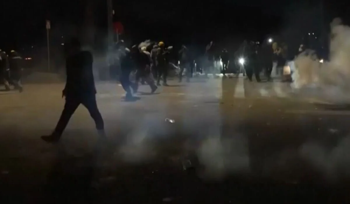 В Миннеаполисе вспыхнули протесты после того, как агенты ICE ранили мужчину