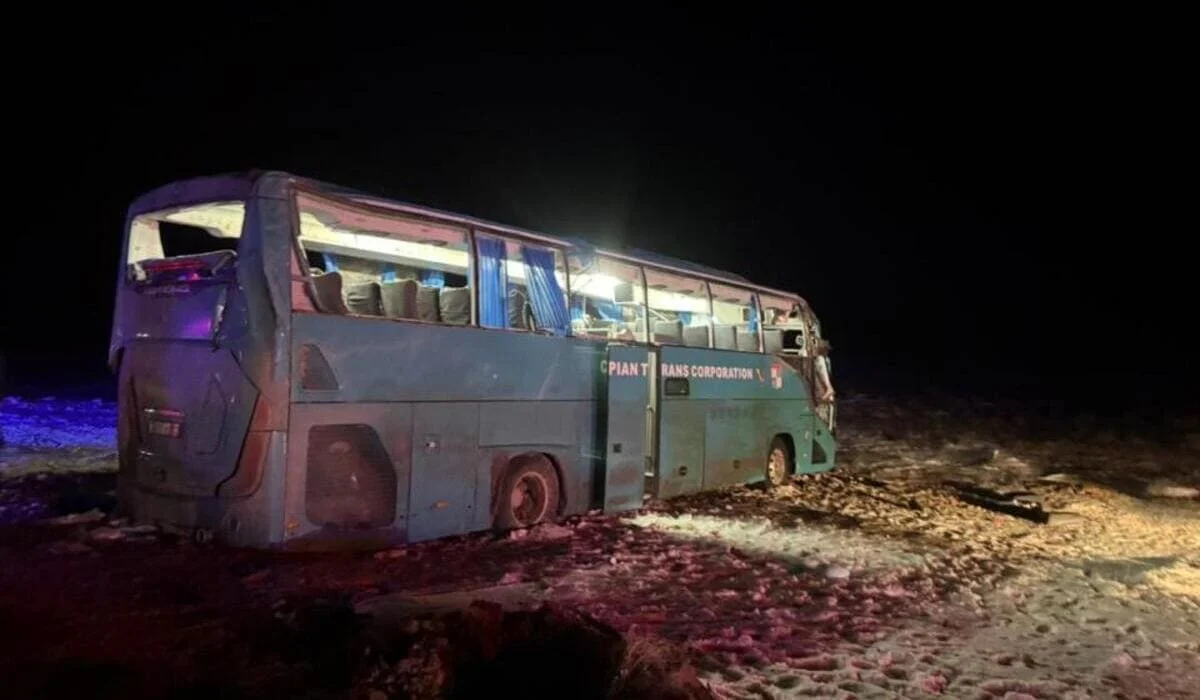 Автобус с 50 пассажирами попал в аварию в Мангистау: 4 человека погибли (ВИДЕО)