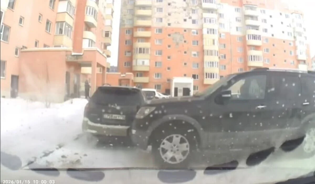 Видео ДТП в Усть-Каменогорске: автомобиль сам поехал, врезавшись в машину и многоэтажку