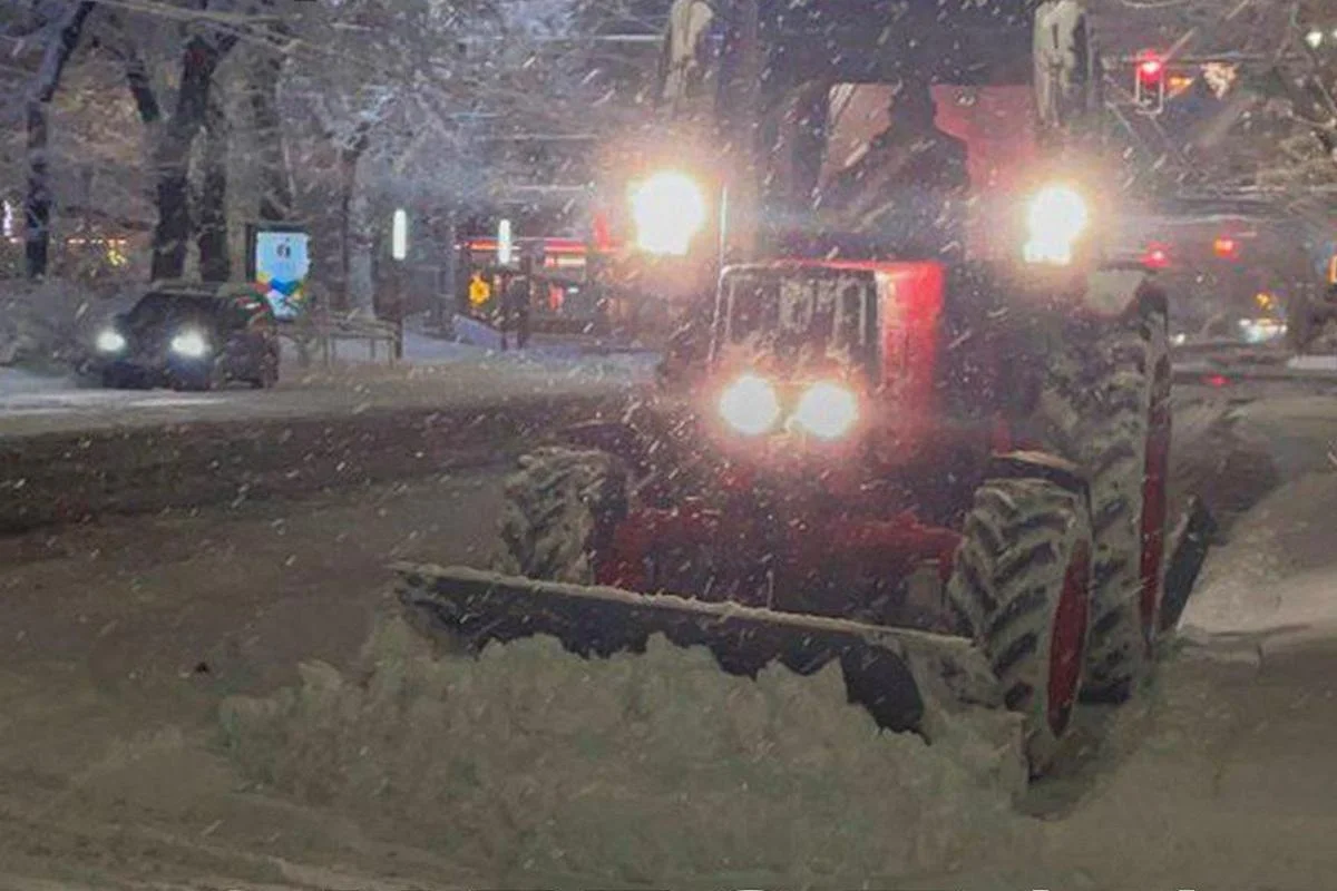 Снегопад продлится двое суток в Алматы: коммунальщики работают в усиленном режиме