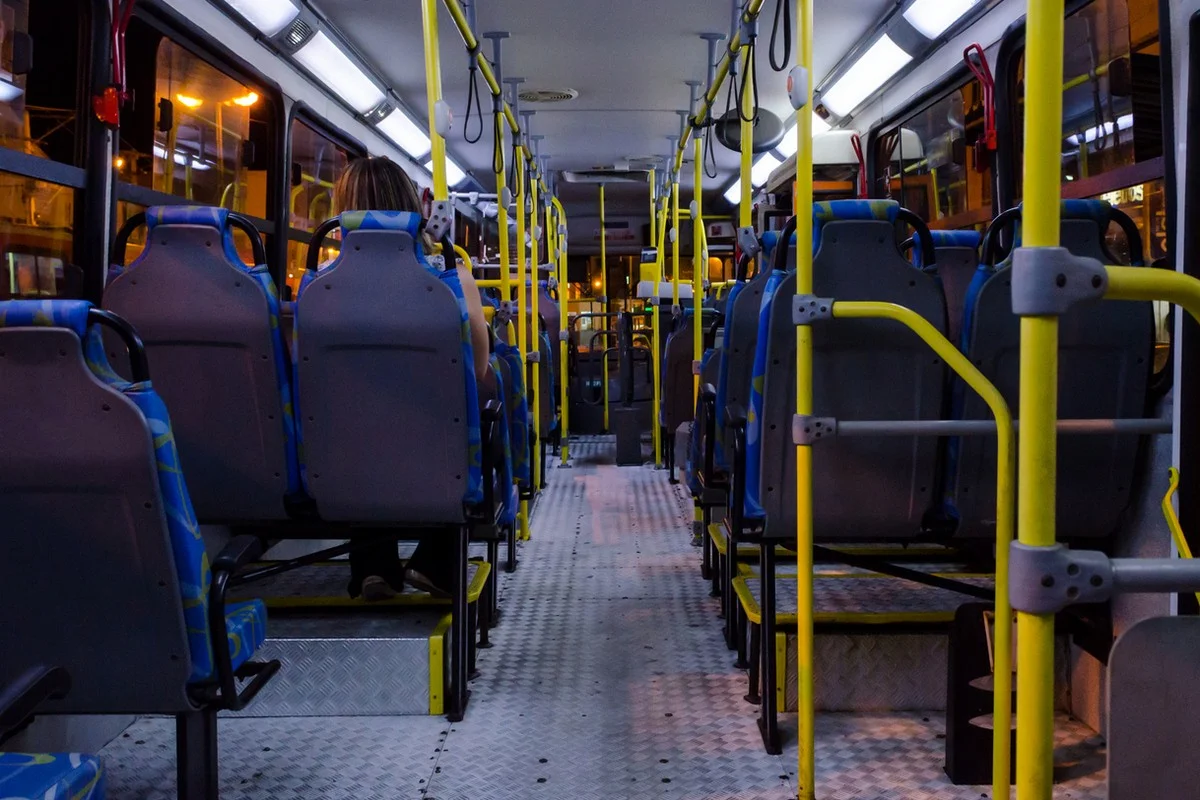 Девушки подрались из-за места в салоне автобуса в Атырау (ВИДЕО)