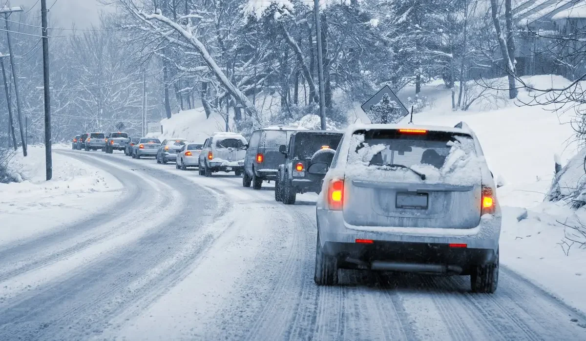 Из-за непогоды ограничили движение на трассе в ВКО