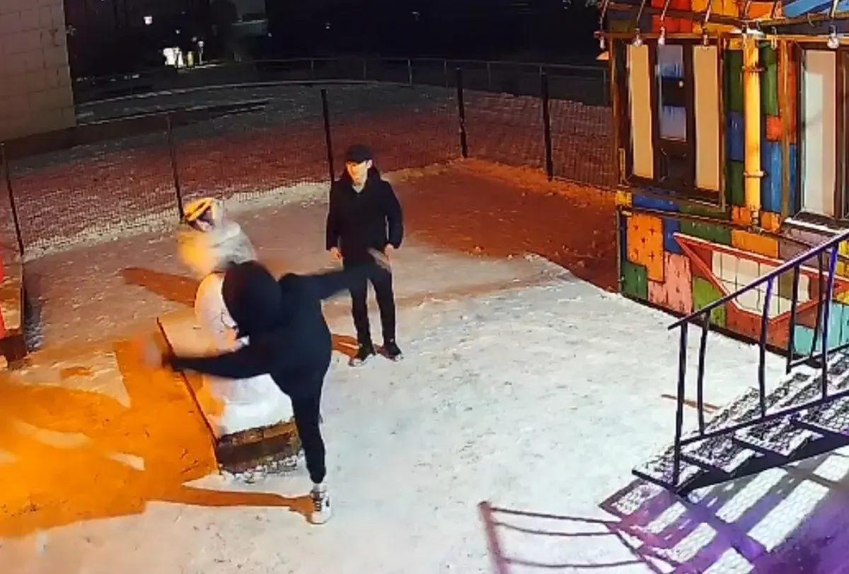 Подростки «снесли голову» снеговику и разнесли рекламный стенд в Актау (ВИДЕО)