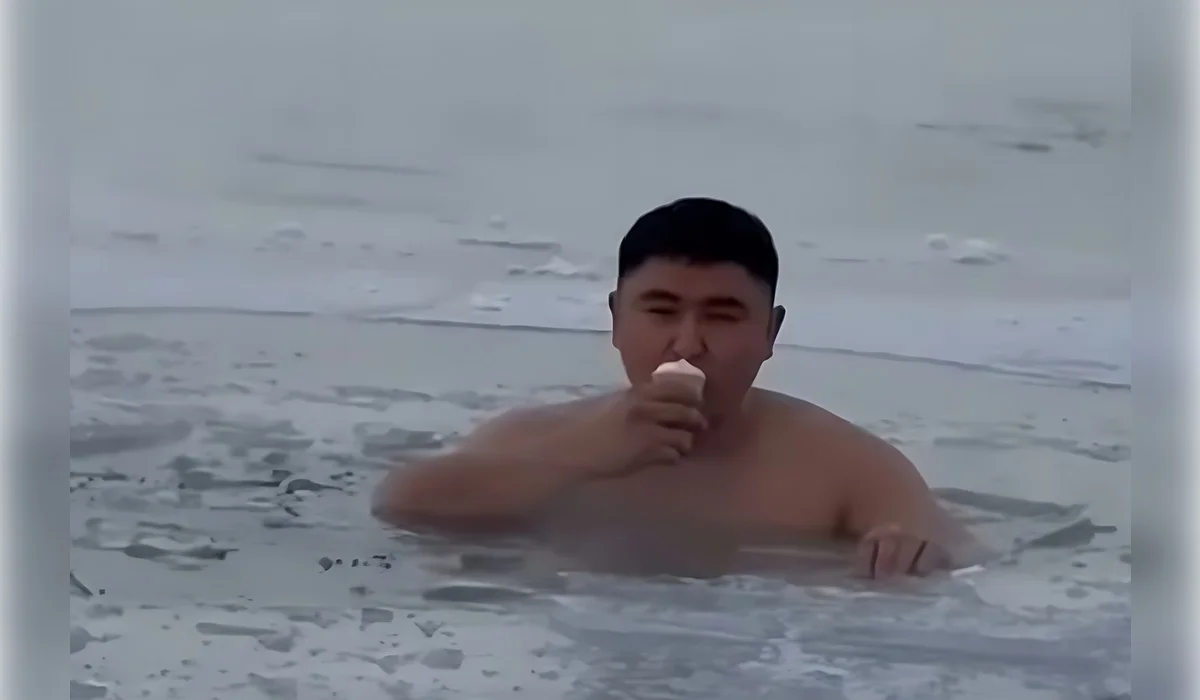 Ел мороженое среди льдин Иртыша при -40 °C: видео с закаливанием жителя ВКО удивило Казнет